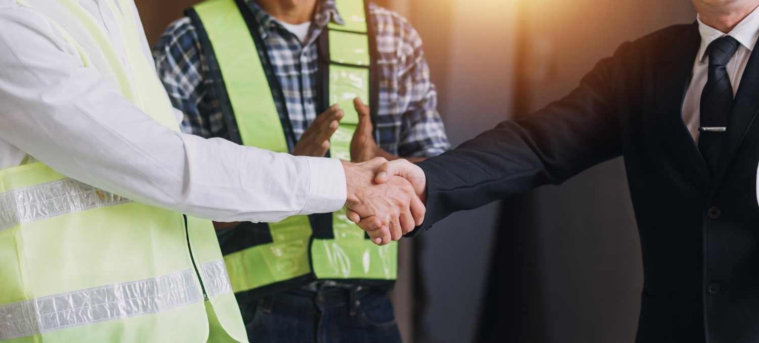dos-hombres-negocios-ingeniero-sitio-construccion-objetos-ingenieria-lugar-trabajo-socios-que-interactuan-fondo